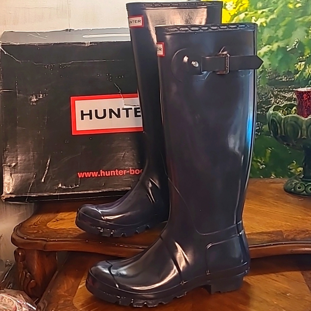 New in box! Hunter Original gloss tall Navy rain boot Womens 7 mens 6 waterproof